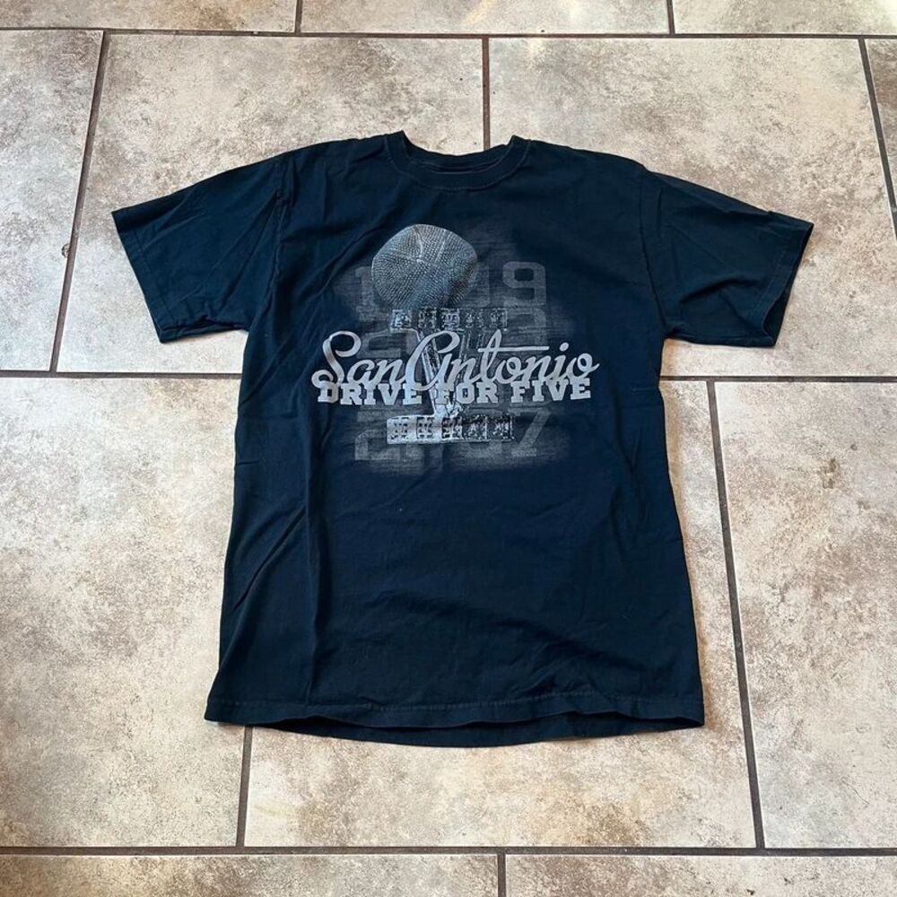 Vintage San Antonio Spurs Drive For Five NBA Championship Graphic Tee size M